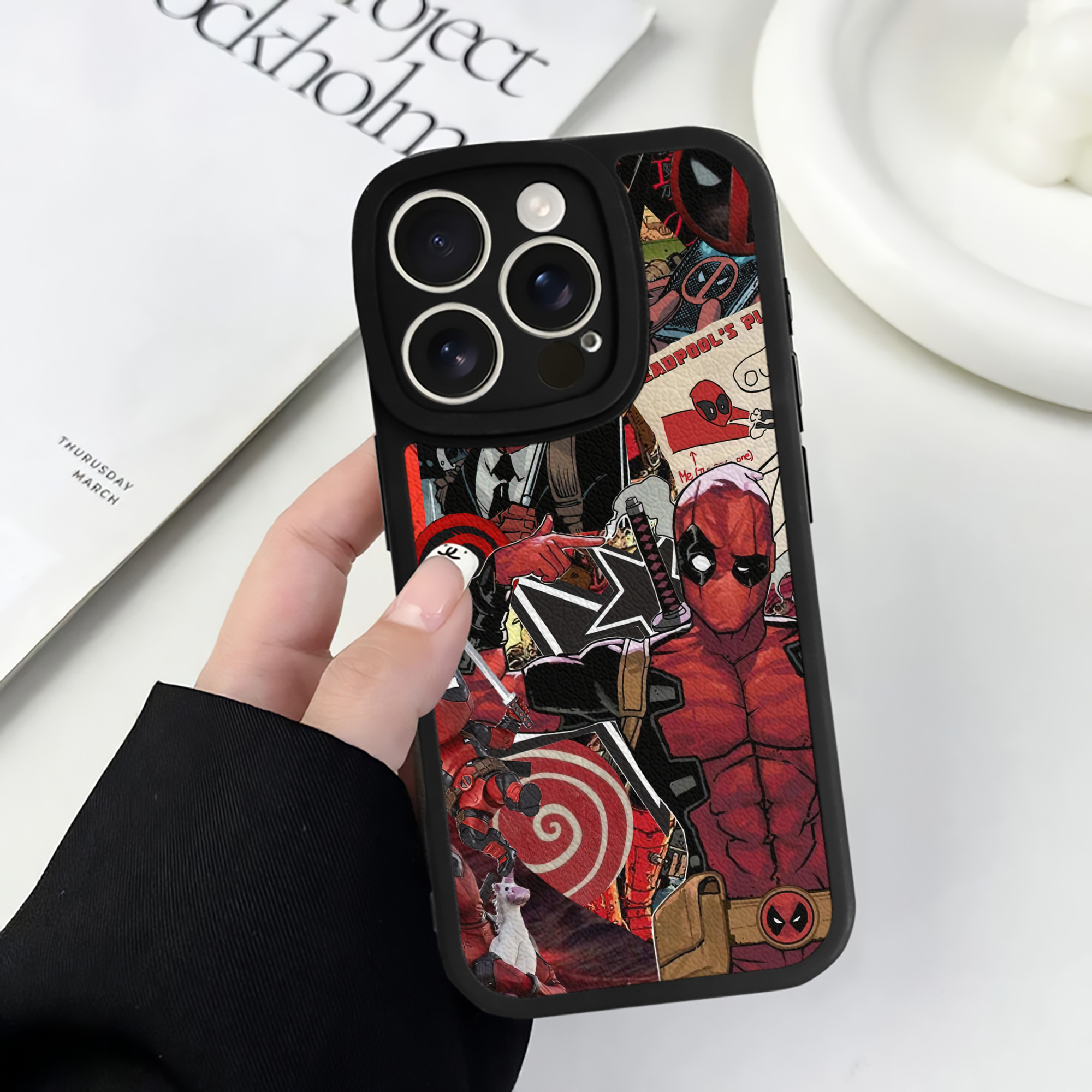 （画像用） Deadpool デッドプール 【iPhone 16シリーズ対応】シリコンスマホケース（レザー調） 材質：シリコン